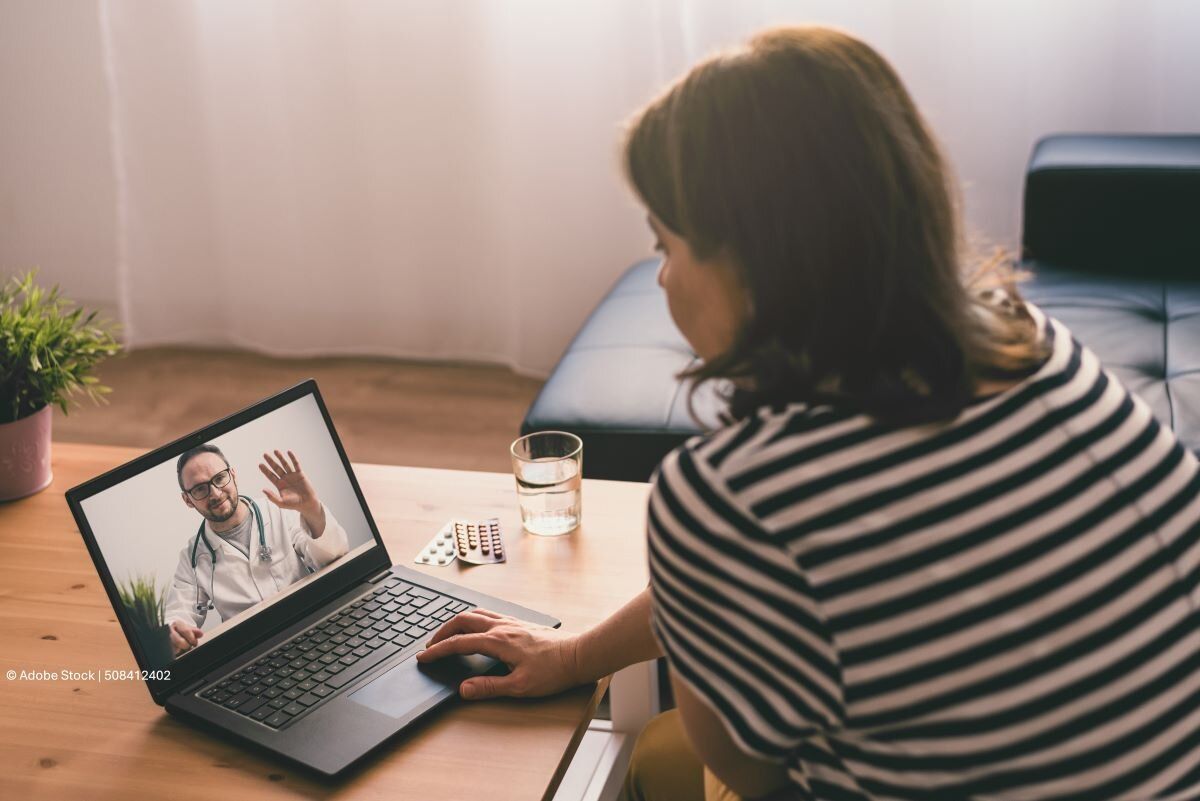 Telemedizin & E-Health: Patientin kommuniziert mit Arzt per Videosprechstunde an ihrem Laptop.
