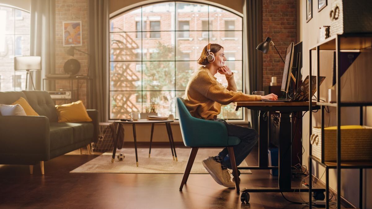 Junger Mann arbeitet aus dem Homeoffice