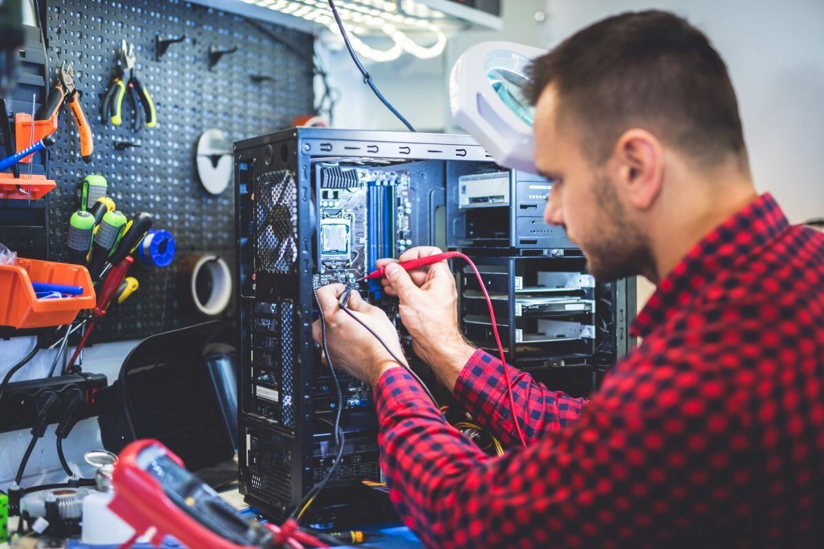 IT-Spezialist repariert einen Computer.