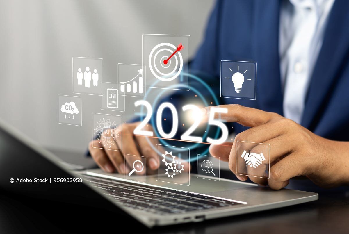 Zwei Hände am Laptop. Davor ist die Jahreszahl 2025 und Symbole für Zielsetzung, Ideenfindung, Mitarbeiter, Strategien, Künstliche Intelligenz, Planung eingeblendet.