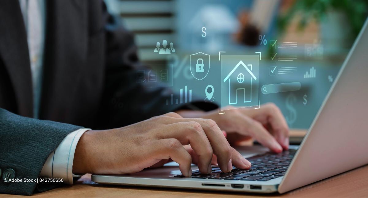 PropTech: Mann am Laptop. Digitale Symbole einer Immobilie, Datenschutz, Investitionen, Verträge.